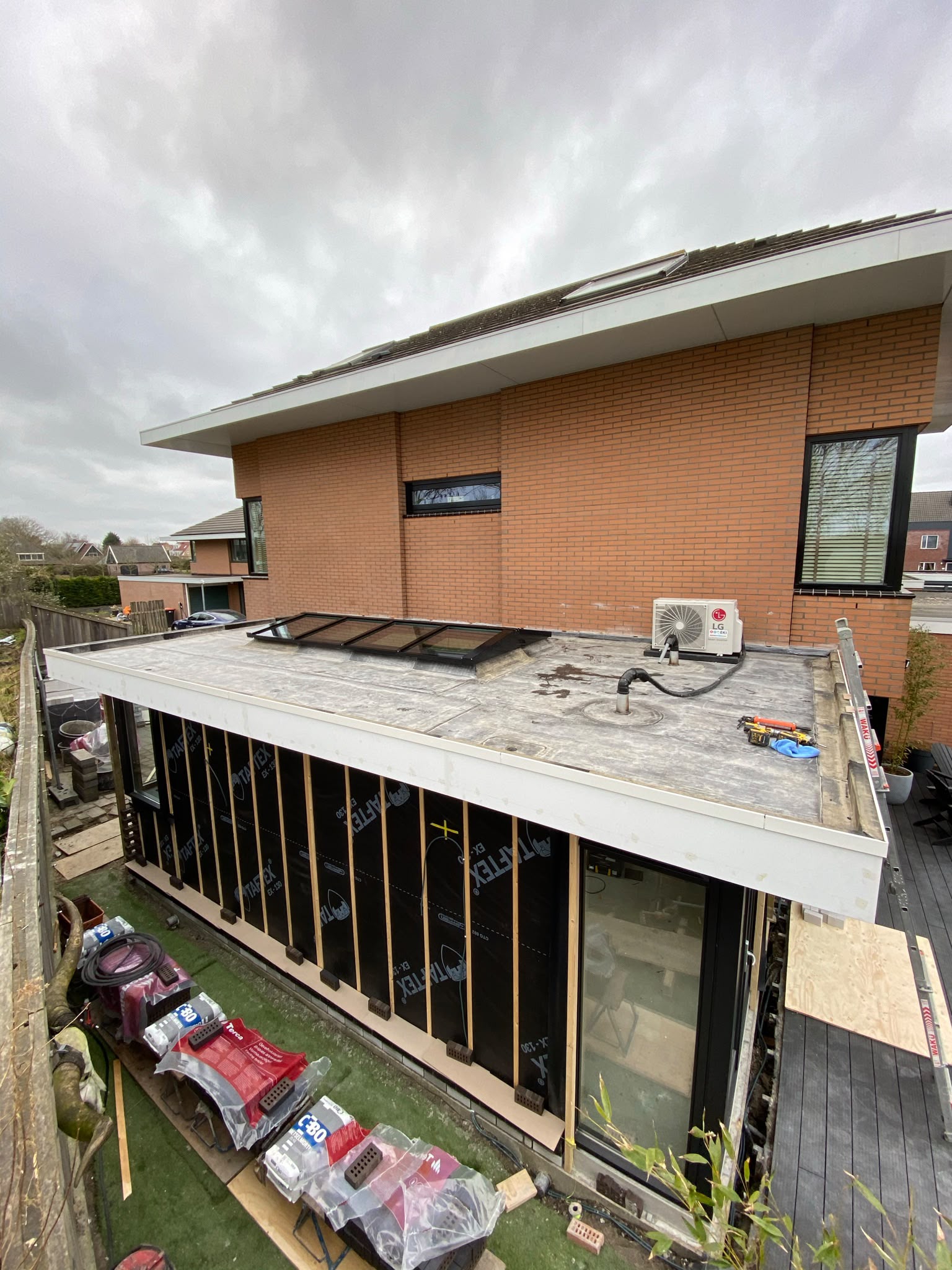 Aanbouw in aanbouw aan bakstenen woning